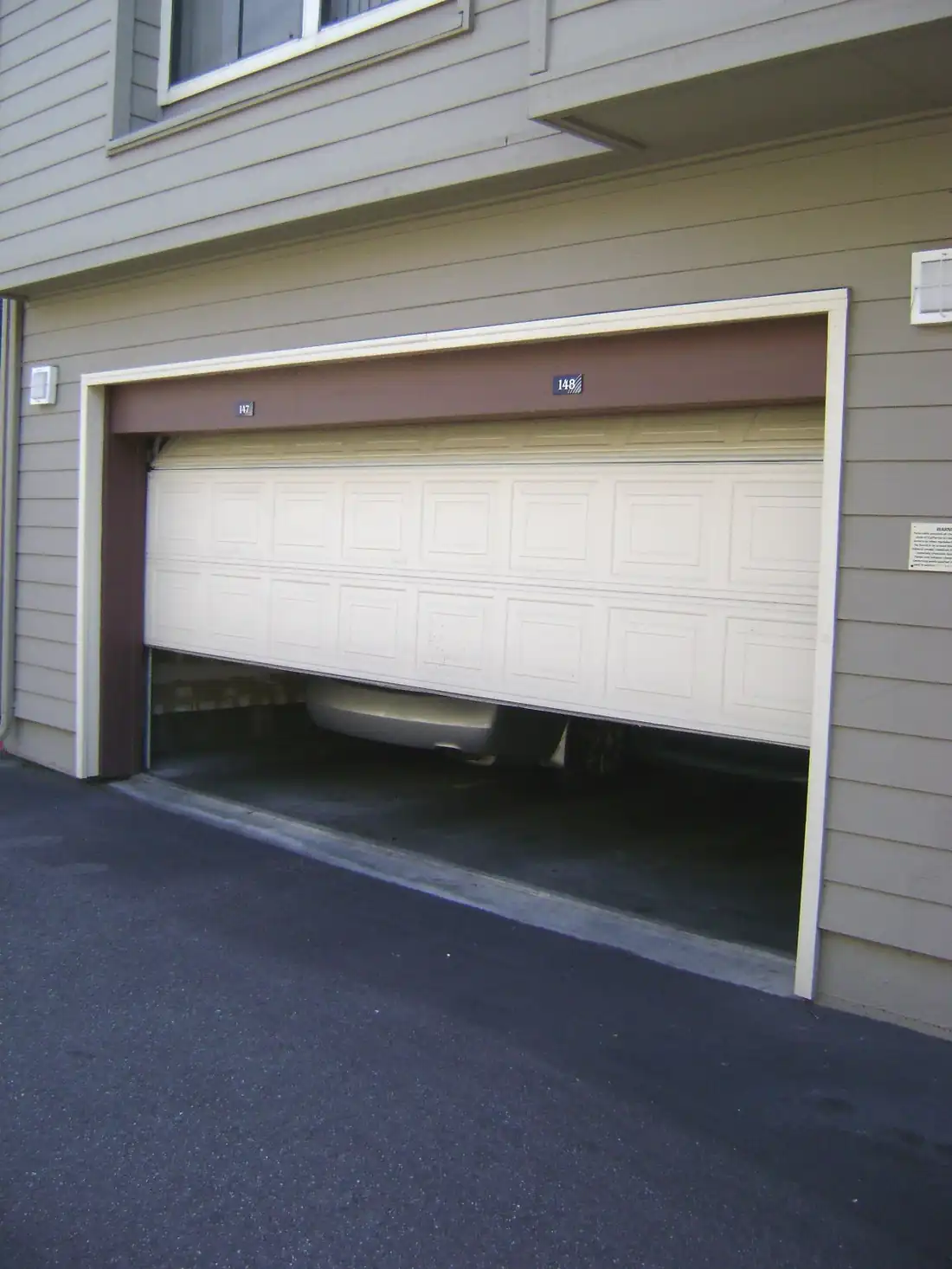 garage door off track repair — Garage Door Off-Track Repair Guide in Canada