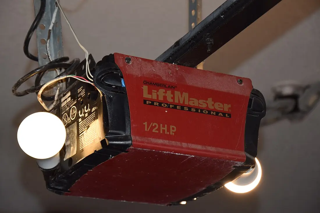 garage door opener — Garage Door Opener Buying & Repair Guide in Canada